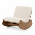 Sillón mecedor de madera con tapizado en algodón crema