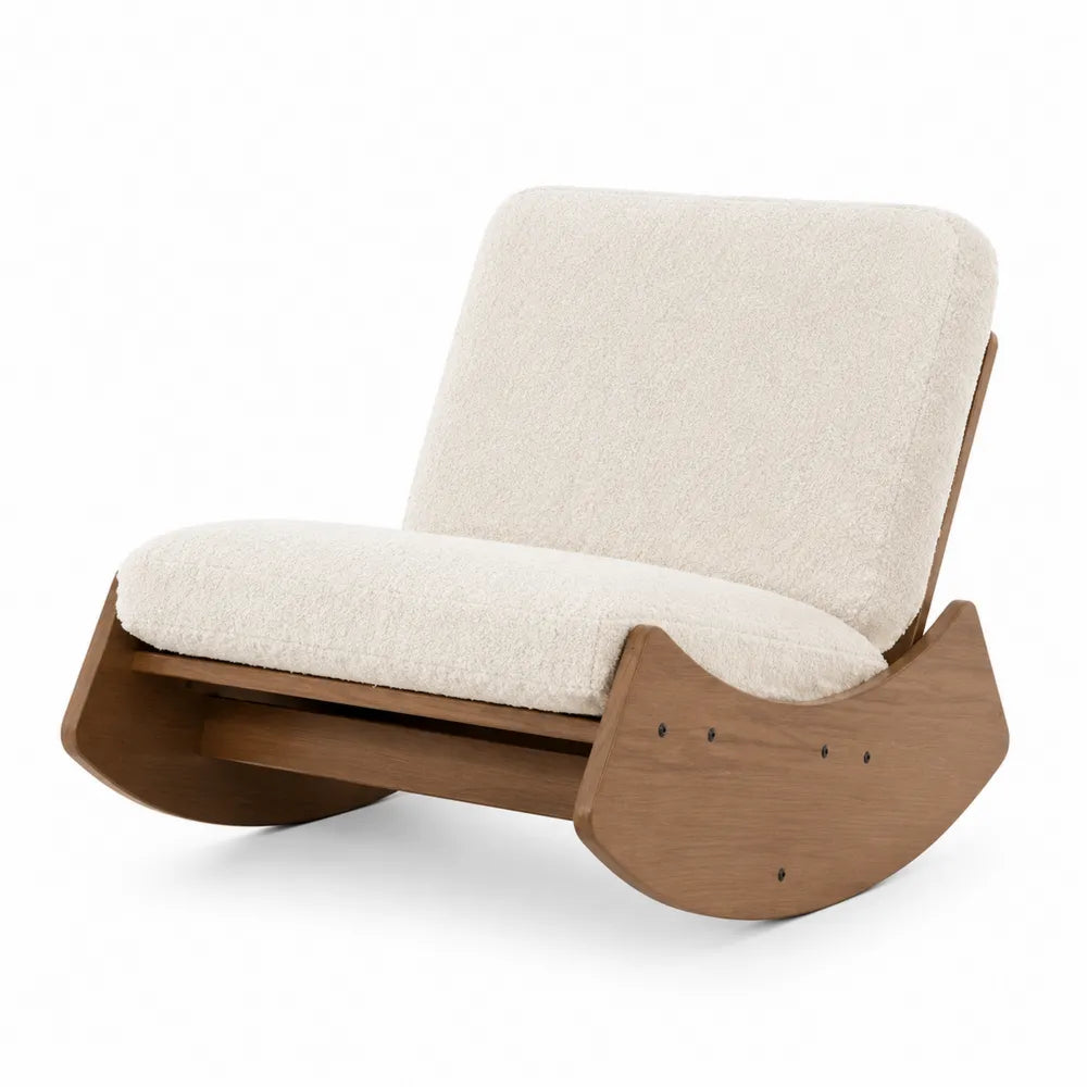 Sillón mecedor de madera con tapizado en algodón crema